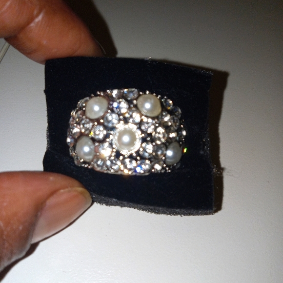 Stretch Rings Grey Faux Pearl Rhinestone Ring and Bracelet set. - Picture 1 of 7